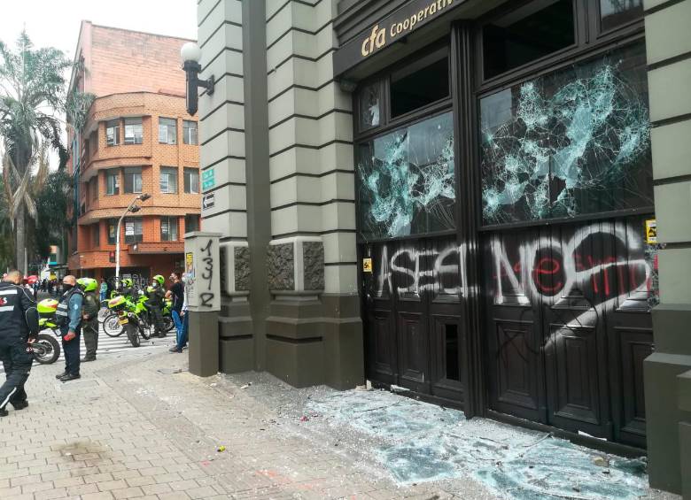 Imagen de referencia sobre daños causados durante las protestas a finales de abril en Medellín. Foto: Manuel Saldarriaga Quintero