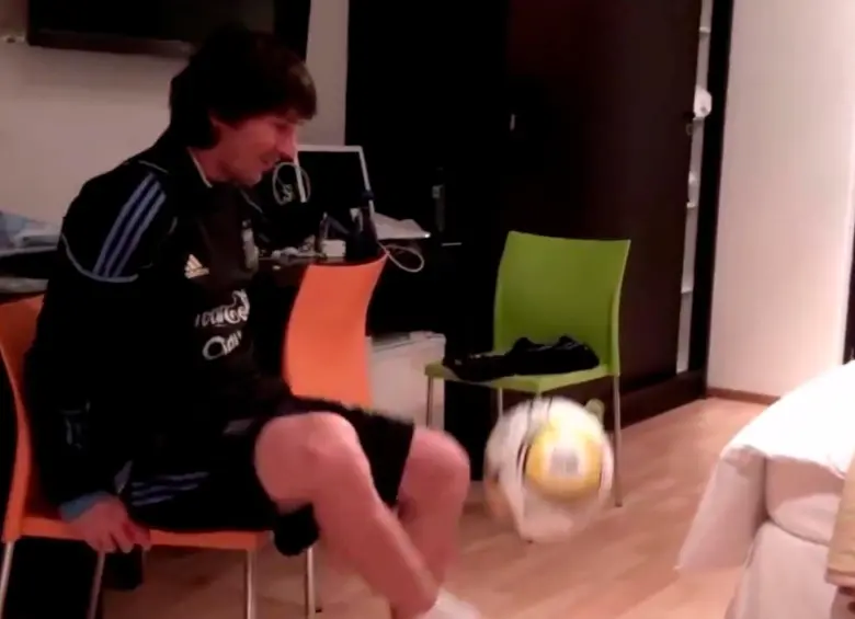 Imagen tomada del video que Jonás Gutiérrez compartió en redes sociales, donde se ve a Messi durante la concentración del Mundial de 2010.. FOTO VIDEO JONAS GUTIÉRREZ
