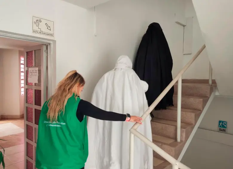 Los funcionarios de Migración Colombia avanzan en las labores para establecer si los menores que estaban en poder de esta secta eran víctimas de trata de personas y secuestro. FOTO: CORTESÍA MIGRACIÓN COLOMBIA