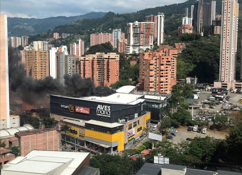 Así se vieron las llamas que tardaron una hora y veinte minutos en ser controladas. FOTO Twitter Julián Hoyos.