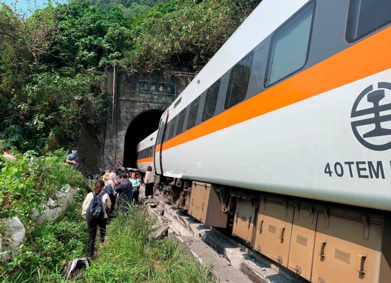 El tren, con 350 pasajeros, chocó al ingresar a un túnel y se descarriló. Foto EFE/EPA/Taiwan National Fire Agency 