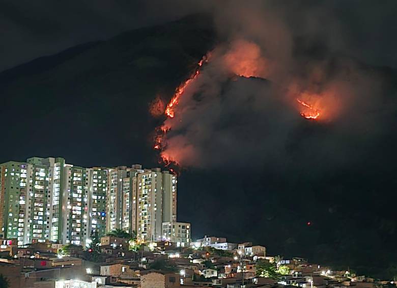 El incendio en el Cerro Quitasol continúo activo durante la noche y se ha extendido cada vez más. Foto: EL COLOMBIANO.