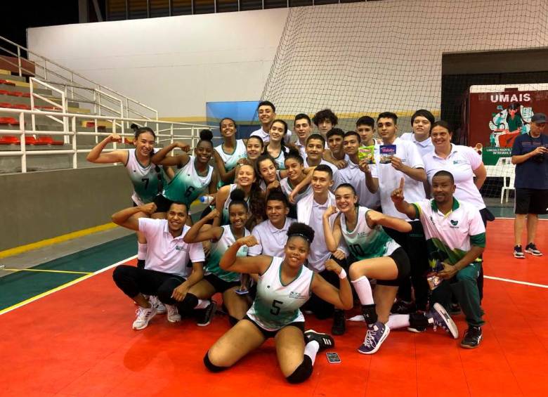 Los jugadores de las selecciones femenina y masculina de Antioquia, campeones nacionales infantiles. FOTO cortesía LAV