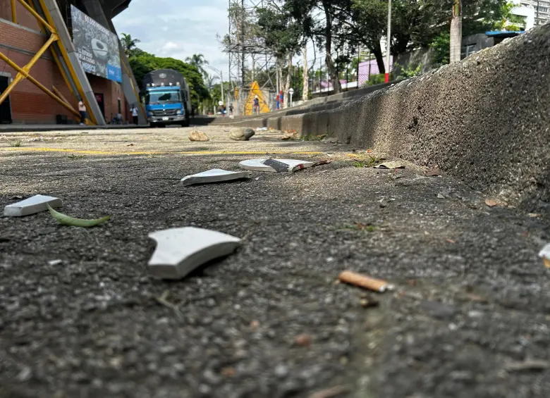 Estos son los restos de la infraestructura sanitaria de la tribuna norte del estadio Atanasio Girardot, luego de que fueran destruidos por parte de aficionados del Independiente Medellín. FOTO: FAISURY SÁNCHEZ ARREDONDO