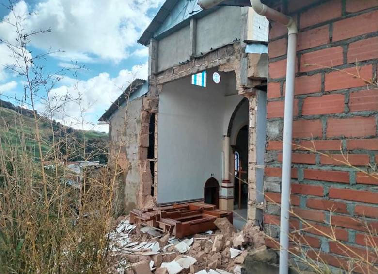 El templo no cayó en su totalidad, solo los muros de la parte trasera, aunque la infraestructura sufrió grietas. FOTO CORTESÍA 