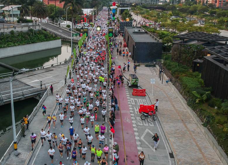 Con la participación de 18.600 atletas se vivió la colorida fiesta de la Maratón de Medellín 