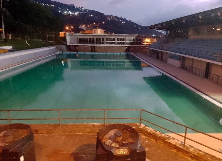 La gente se refiere al color verdoso de la piscina como el causante de enfermedades. FOTO TWITTER @Muramasames