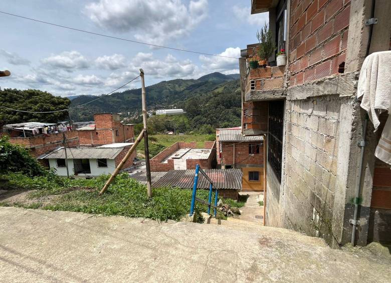 En la Estrella a la altura del municipio de Caldas, encontraron a un menor de 16 años herido y tras horas de atención médica, falleció. FOTO: Cortesía, Andrés Felipe Osorio García