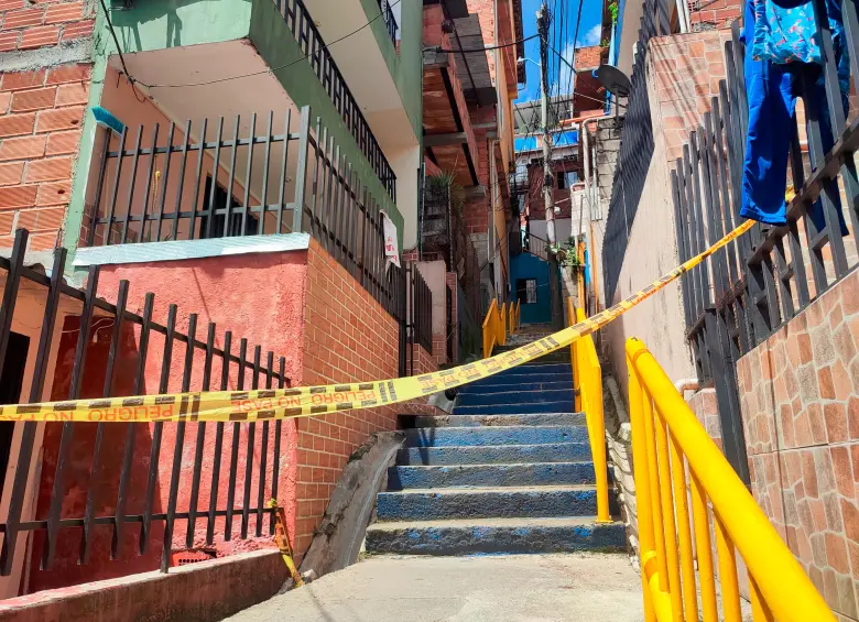 Dentro de una vivienda de este callejón en el barrio Medellín sin Tugurios ocurrió el asesinato de una mujer este viernes. FOTO: ANDRÉS GARCÍA HERNÁNDEZ