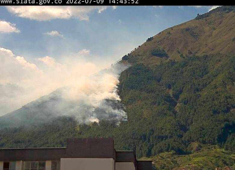 $!Autoridades atienden incendio en cerro Quitasol, de Bello