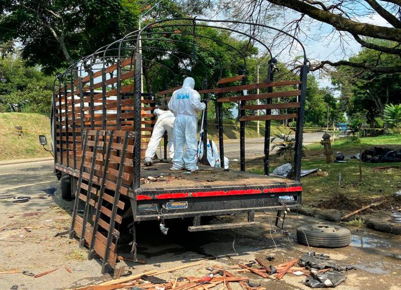 El atentado con explosivos al camión del Esmad ocurrió en la carrera 46 con calle 25, en el suroriente de la capital vallecaucana. El ataque dejó 13 policías heridos. FOTO colprensa