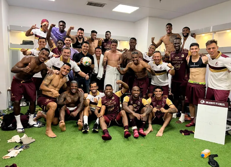 Con una fecha de anticipación, Tolima logró su quinta final de Liga colombiana en cinco años. En la foto, los jugadores con los balones en respuesta a las declaraciones de Leonel Álvarez. FOTO @Futbolfpc
