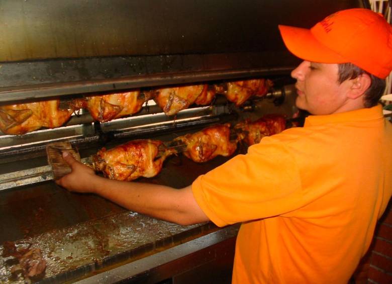 En enero, un pollo entero congelado les costaba $8.700 en promedio a los asaderos. Ya para la última semana de agosto, costaba $9.700. FOTO: ARCHIVO.