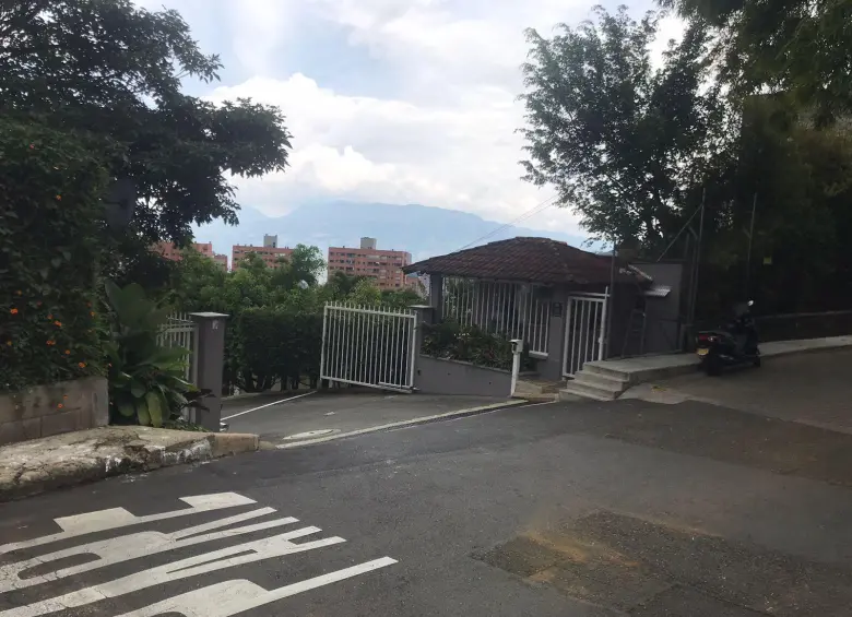 Dentro de este conjunto residencial de la comuna 14 (El Poblado) ocurrió la muerte de Alexandra Alarcón, de 22 años, en medio de una fiesta que ya cumplía cuatro días. FOTO: LAURA ROSA JIMÉNEZ VALENCIA