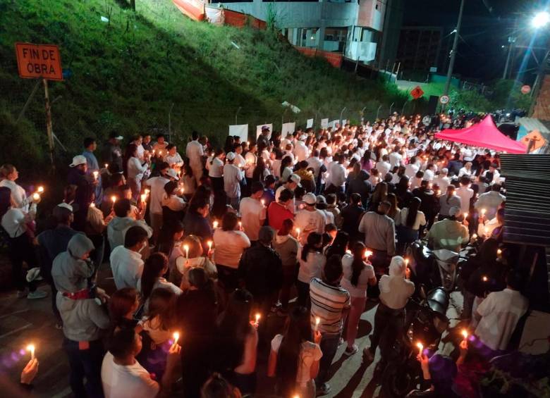 En la noche del 19 de enero, seis días después de la desaparición, se organizó una velatón en Rionegro pidiendo por la reaparición de Duván Steven. Hubo cerca de 500 personas. FOTO cortesía - entre ceja y ceja