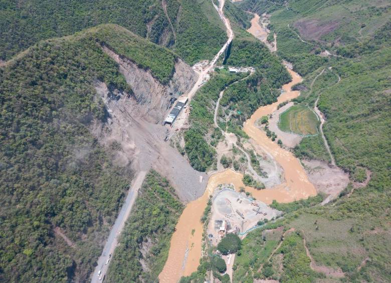 Tres días cumplen los habitantes de Dabeiba aislados por los dos derrumbes. FOTO: CORTESÍA DAGRAN