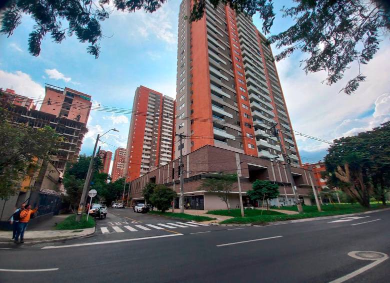 En este edificio del barrio Los Colores ocurrió la muerte del niño de 5 años que cayó del un piso 26. FOTO: MAURICIO PALACIO