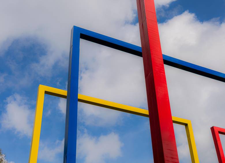 La escultura Pórticos, del maestro Hugo Zapata, fue restaurada tras más de dos décadas sin intervención y volvió a lucir sus colores originales en la vía de acceso al aeropuerto José María Córdova. FOTO cortesía