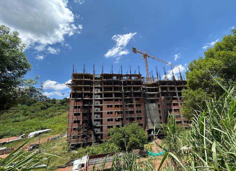 En este lote, en los límites de Medellín e Itagüí, Acierto Inmobiliario ofreció dos proyectos: Flora y San José Natura. Ambos terminaron abandonados y con pocos avances. FOTO: CORTESÍA DUMED ABOGADOS