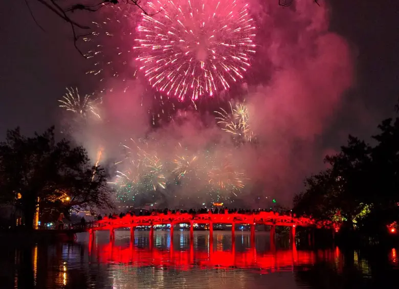 El espectáculo de fuegos artificiales en el lago Hoan Kiem fue el evento central de la Nochevieja lunar en Hanoi, la capital de Vietnam. Durante 15 minutos la ciudad se paralizó para ver el tradicional show. FOTO Juan Diego Ortiz