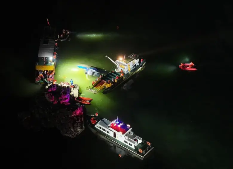 vista aérea tomada con un dron el 4 de mayo de 2025 de personas llevando a cabo una operación de búsqueda y rescate en el sitio en donde dos barcos de pasajeros zozobraron, en la ciudad de Qianxi, en la provincia de Guizhou, en el suroeste de China. FOTO: Xinhua