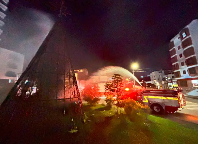 El grinch de Guarne: un hombre, aparentemente borracho, orinó y le prendió fuego al árbol de Navidad