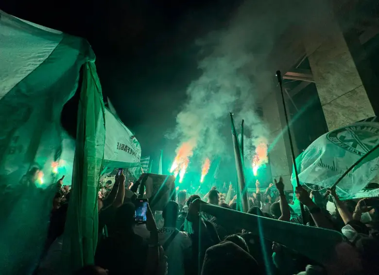 Cerca de 1.500 aficionados del cuadro verde se concentraron afuera del hotel de Nacional en Sao Paulo. FOTO: CORTESÍA EMILIANO ACOSTA