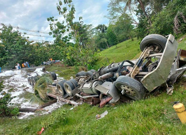 Aparatoso accidente en la Medellín-Bogotá deja cuatro personas muertas