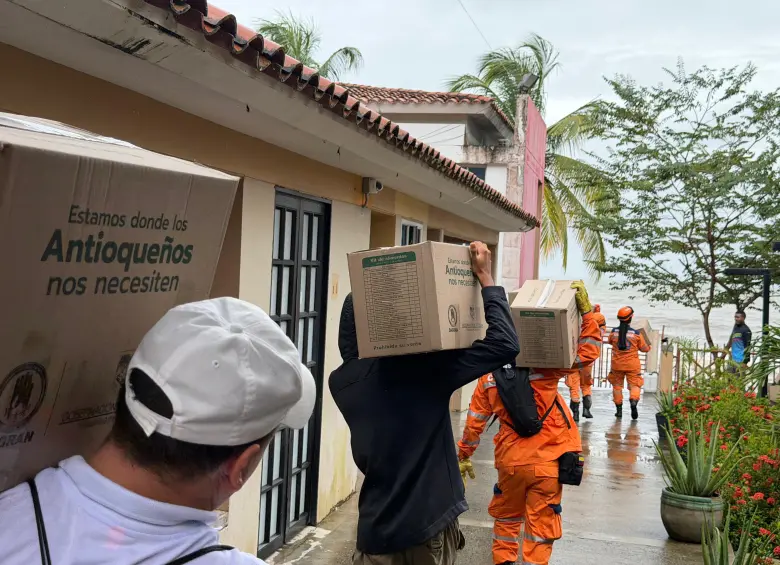 Entrega de ayudas en la zona del Urabá tras afectaciones por las intensas lluvias. FOTO: Cortesía