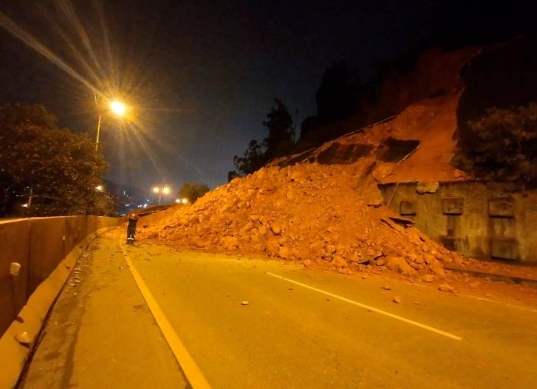 Al parecer el arreglo de la parte afectada no depende de una concesión vial, sino del municipio de Copacabana. FOTO: CORTESÍA POLICÍA DE TRÁNSITO.