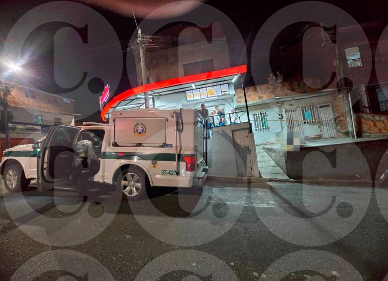 En las afueras de esta vivienda quedó el cuerpo sin vida del presunto homicida del ataque registrado dentro de una vivienda en Castilla. FOTO: Santiago Olivares Tobón