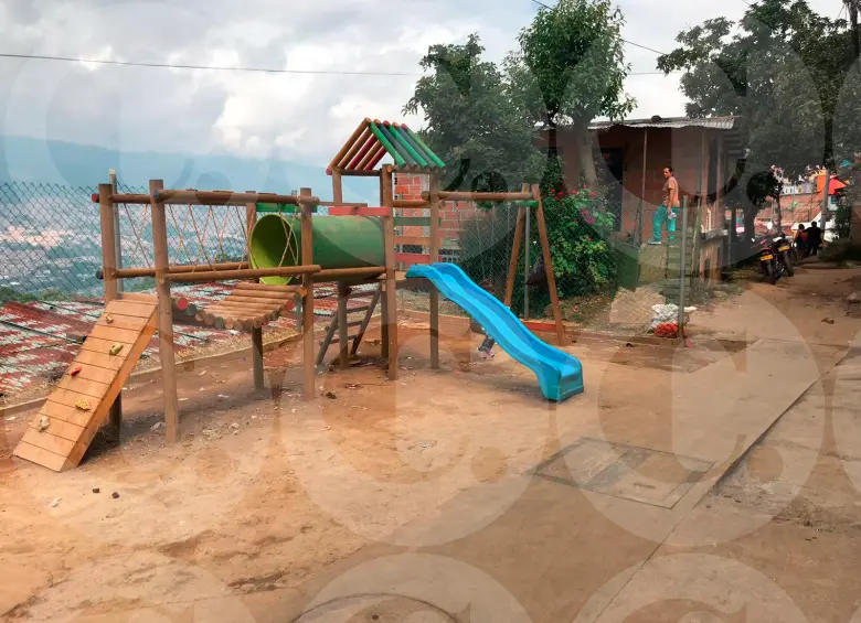 En este parque del barrio Santa Inés, de Medellín, ocurrió la muerte de Matías Serna Ramírez, de 9 años, luego de consumir una extraña sustancia que encontró en una envoltura. FOTO: Laura Rosa Jiménez