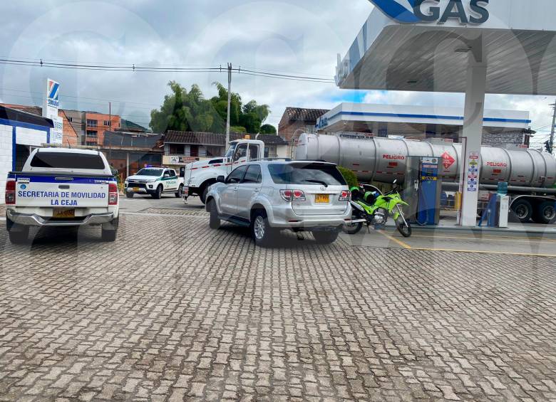 El tractocamión implicado en el accidente en la vía Rionegro-La Ceja fue interceptado en la estación de gasolina ubicada en la entrada hacia el municipio de La Ceja. FOTO: CORTESÍA ENTRE CEJA Y CEJA