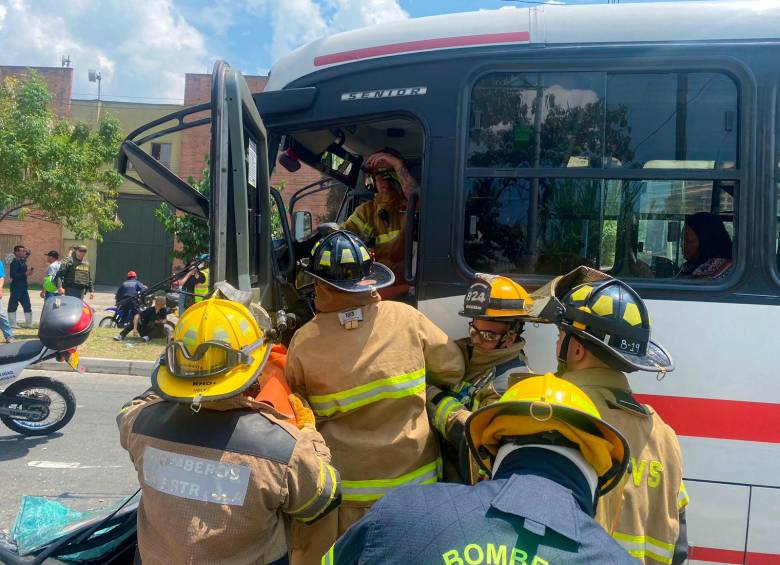 Los bomberos de La Estrella y Sabaneta se encargaron de la atención de los heridos y de extraer al conductor del bus. FOTO: CORTESÍA