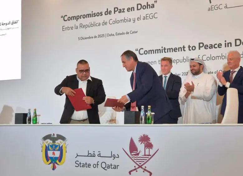 Los jefes de cada delegación, de izquierda a derecha: Luis Armando Pérez Castañeda (alias “Jerónimo”), del Clan del Golfo,; y Álvaro Jiménez Millán, por el Gobierno. FOTO: CORTESÍA CONSEJERÍA DE PAZ.