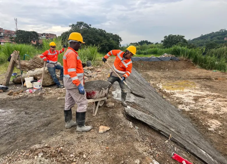 En la zona hay 128 obreros, que por ahora priorizan la construcción de un muro de contención sobre el río Medellín. FOTO: Cortesía Alcaldía de Medellín