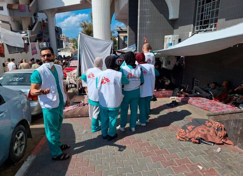 Trabajadores de Médicos Sin Fronteras (MSF) en las afueras del hospital Al Shifa, en la Franja de Gaza. FOTO: Colprensa
