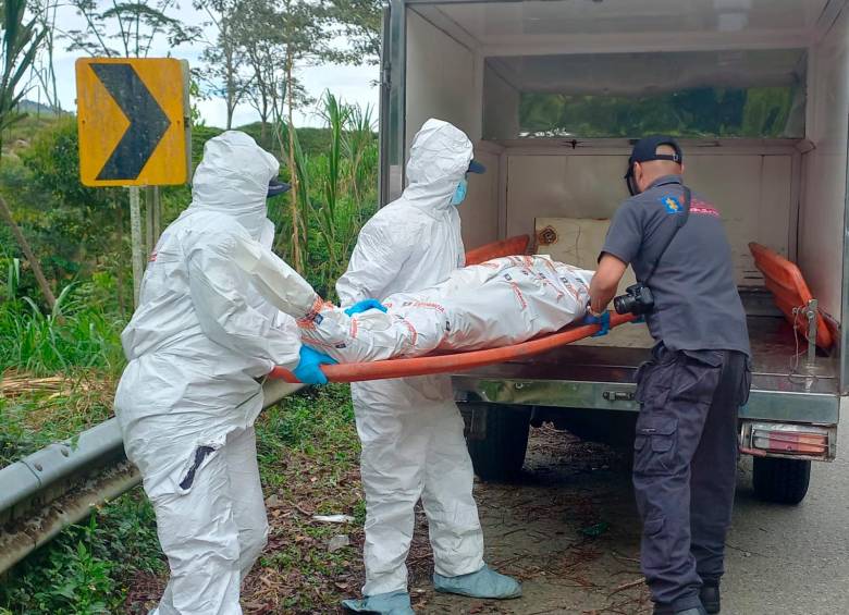 Las autoridades trasladaron el cuerpo a la sede de Medicina Legal para intentar dar con su identificación. FOTO: Cortesía Guillermo Naranjo