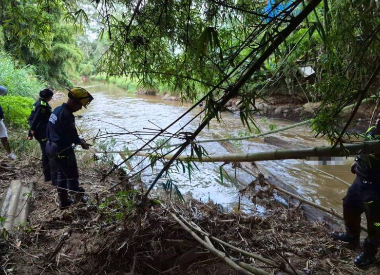Unidades del Cuerpo de Bomberos de Rionegro llegaron al lugar y hallaron el cuerpo sin vida de una persona. FOTO Cortesía BOMBEROS RIONEGRO.
