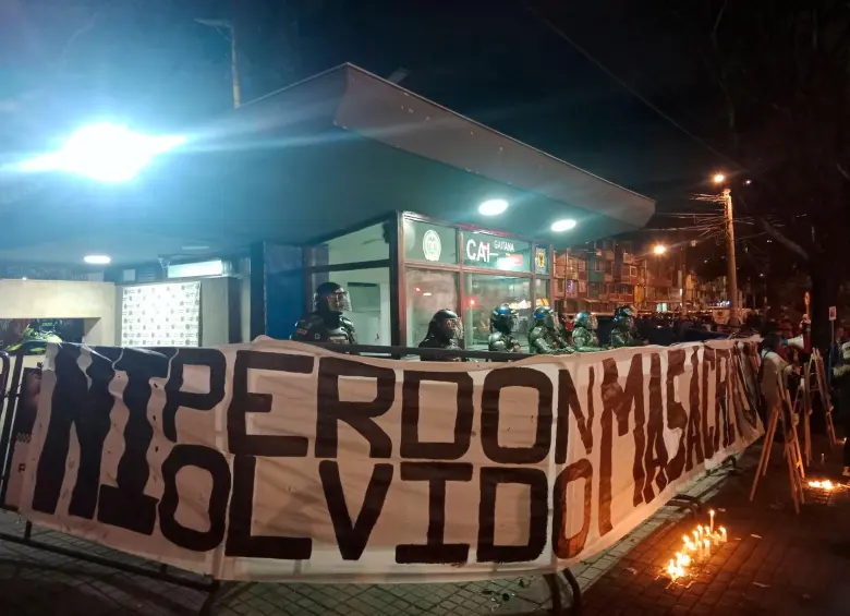 La velatón fue convocada a las afuera del CAI La Gaitana en Suba. FOTO: Tomada de X @RichieboyPrieto