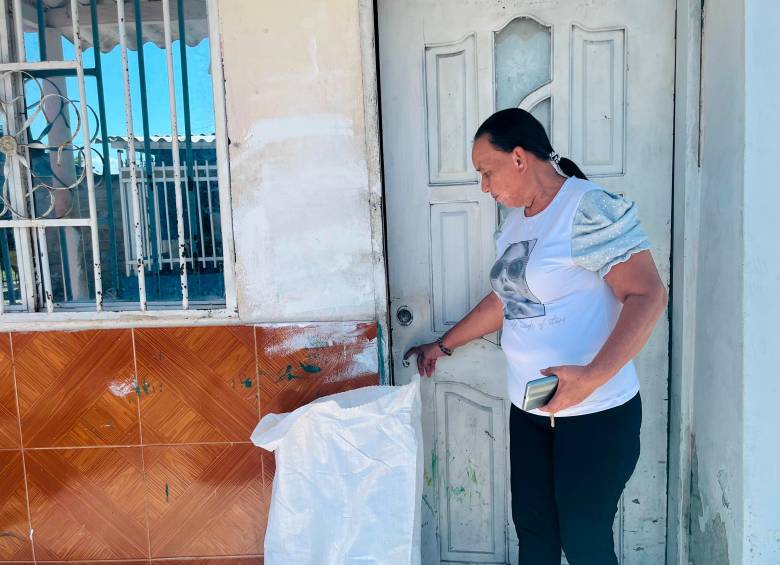 Nelis Esther Castro Hernández, cubetera de Tasajera, sale de su casa con las bolsas plásticas que entrega a los Gestores del Cambio para evitar que terminen en la Ciénaga Grande. FOTO: EL COLOMBIANO