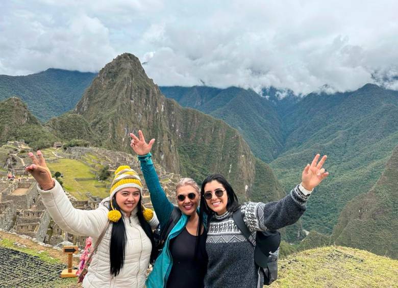Lizmarly Marín (izquierda), su madre y su hermana en Machu Pichu, antes de que estallara el descontento social por la destitución del presidente peruano, Pedro Castillo. Foto: Cortesía