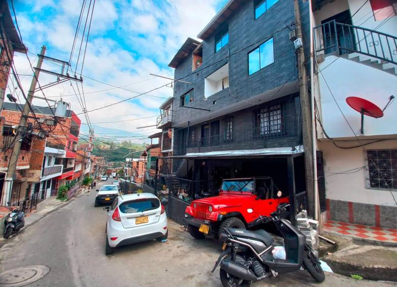 Dentro de esta vivienda, de tres pisos, ocurrió la balacera que dejó una persona muerta y dos más lesionadas, entre ellas un reconocido cantante vallenatero. El Jeep rojo que se ve en la imagen sería del dueño de la propiedad. FOTO: Mauricio Palacio