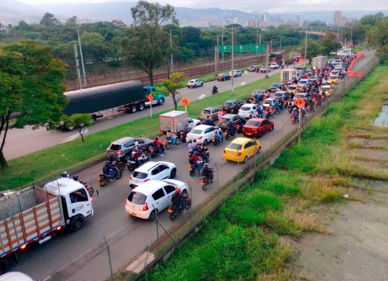 Estas son las congestiones que se registran en la mañana de este miércoles en la avenida Regional, en el barrio Caribe, por las obras que se ejecutan en este sector de la ciudad. FOTO: Manuel Saldarriafa