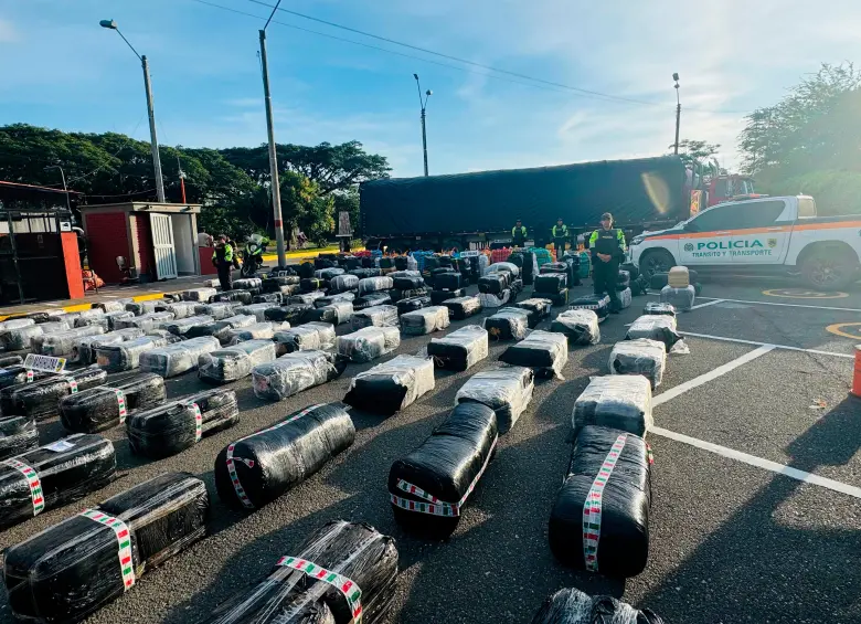 Los paquetes de marihuana que viajaban ocultos en el cargamento de cebolla, por una vía de Valle del Cauca. FOTO: CORTESÍA DE POLICÍA.