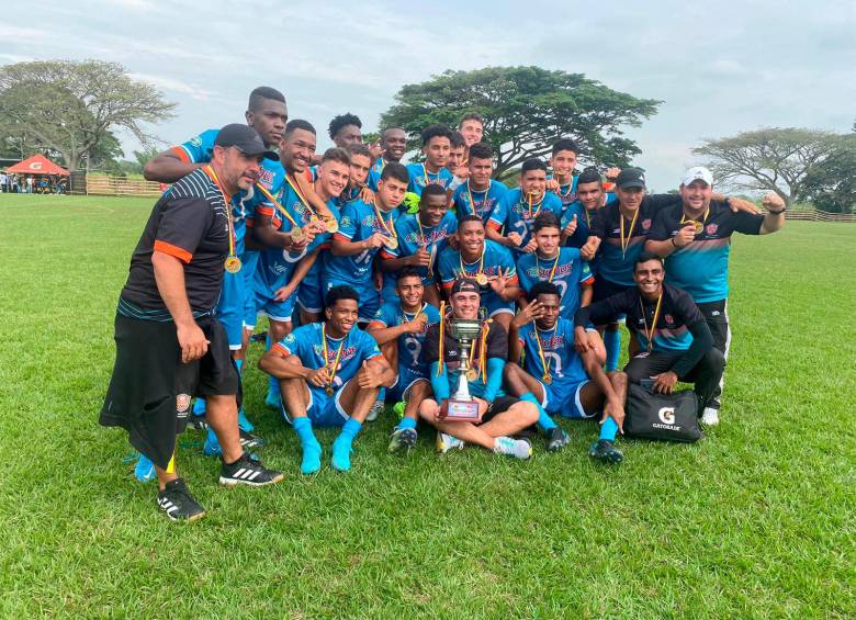 Carlos Vásquez (izquierda, de negro) con la Sub-17. FOTO cortesía