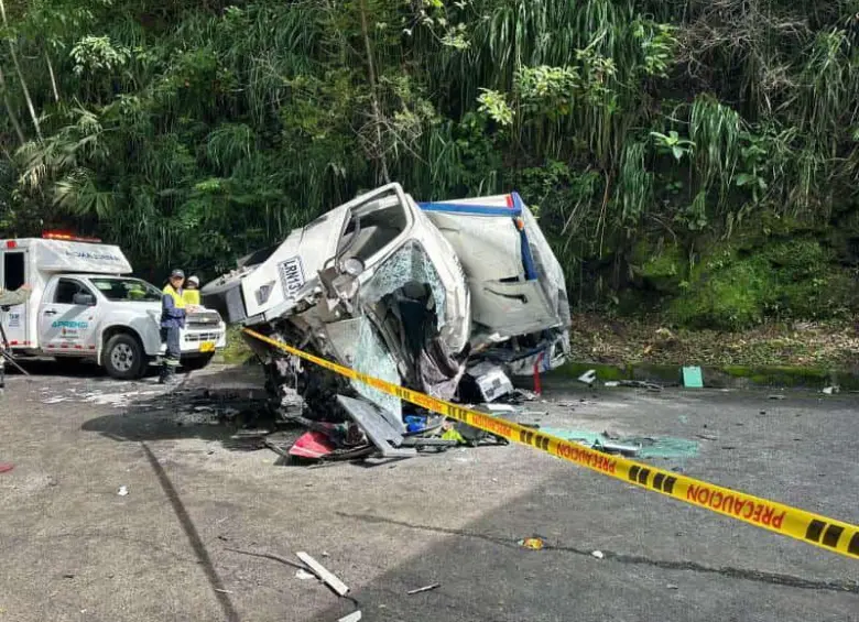 Así quedó uno de los vehículos involucrados en la colisión en la vía entre Caucasia y Tarazá. FOTO: Cortesía Policía Carreteras