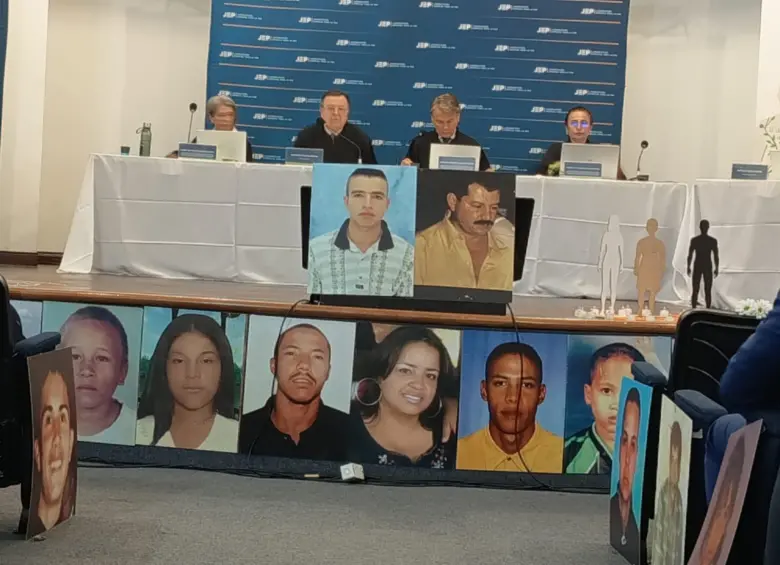 El magistrado Gustavo Salazar hizo el anuncio sobre el inicio de una nueva fase de búsqueda de desaparecidos en este lote de la comuna 13 (San Javier), de Medellín. FOTO: EL COLOMBIANO