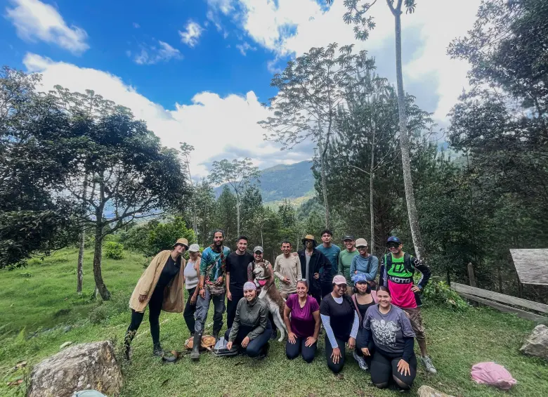 Equipo de caminantes ruta la Cueva El Higuerón. Foto: Cristina Rodriguez.