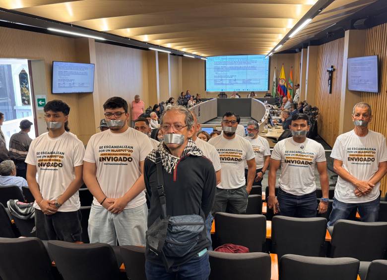 Los manifestantes llegaron a la sesion de la mañana de este lunes, en la que se estaba debatiendo la entrega de unos subsidios, para protestar por una denuncia originada por un supuesto insulto. FOTO: CORTESÍA